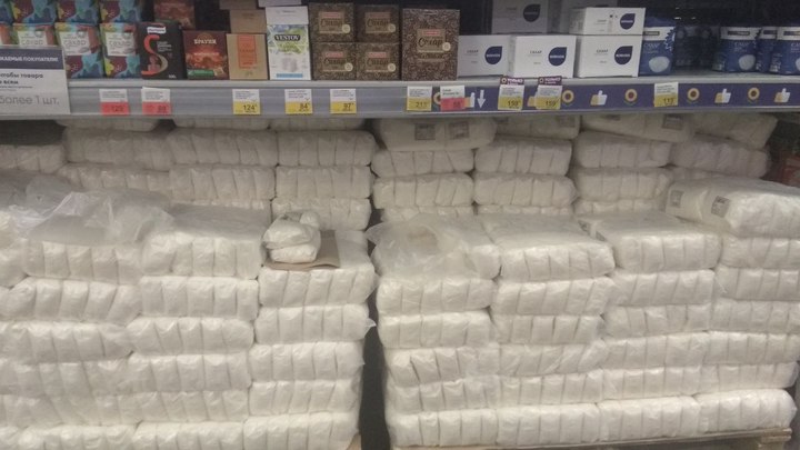 Новокузнечанка пожаловалась на разные цена на сахар в двух магазинах