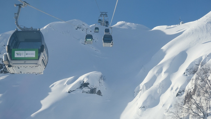 На Красной Поляне в Сочи остановилась канатная дорога: люди ждут помощи