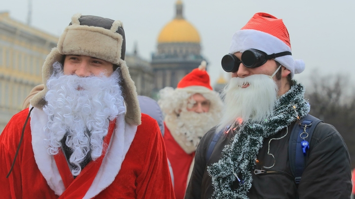 Аквабайкеры в сказочных костюмах устроили яркий перформанс в центре Петербурга