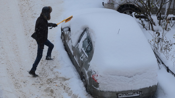 Чем опасен снег на крыше авто? Эксперт призвал не рисковать
