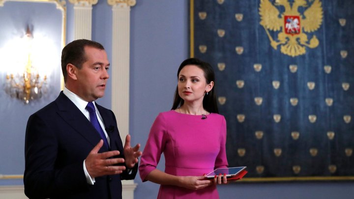 Медведев перечислил 3 качества Лиз Трасс, из-за которых она повторит судьбу Бориса Джонсона