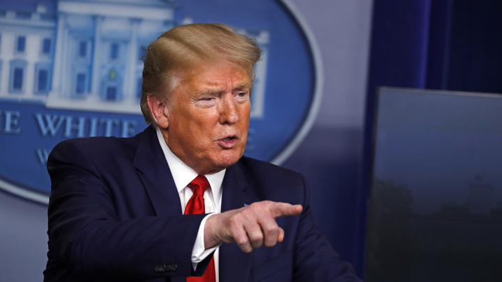 Приостановить и ограничить: Президент США Дональд Трамп нанёс удар по грин-картам