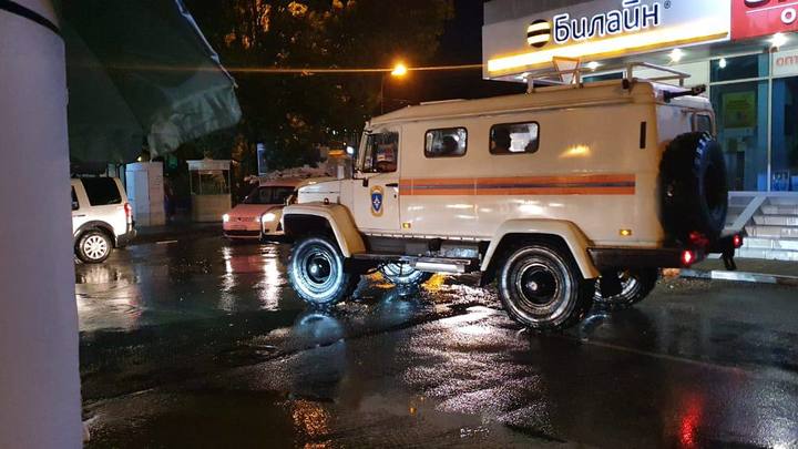 В Сочи потоки воды унесли машину с людьми в реку