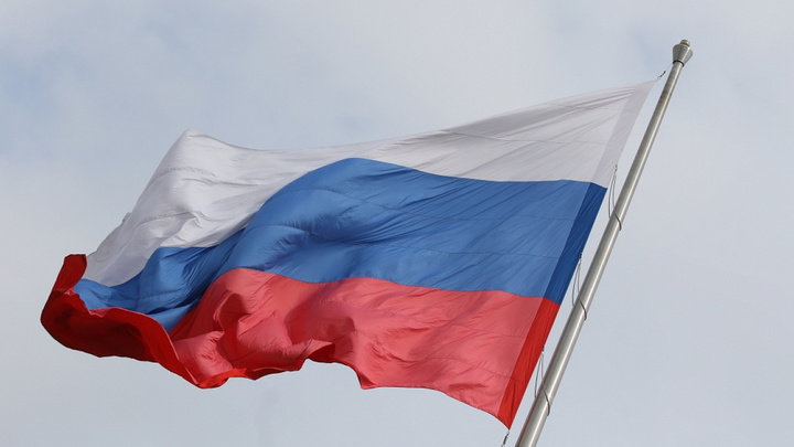 Шуруй на Украину: комендант общежития КубГУ сорвала флаг России и символ Z с двери комнаты студентов