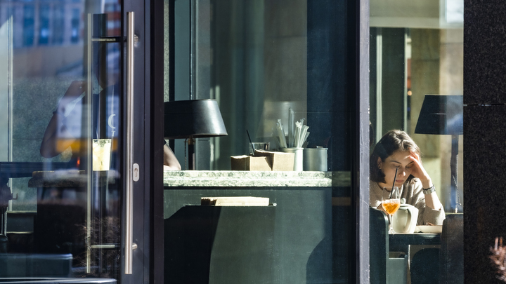 Младенец на руках не смутил: украинская нацистка закидала угрозами владелицу кафе Россия в Берлине