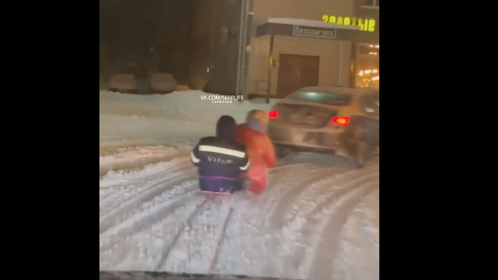 Полиция Серпухова нашла молодых людей, которые катались на привязанных к автомобилю санках