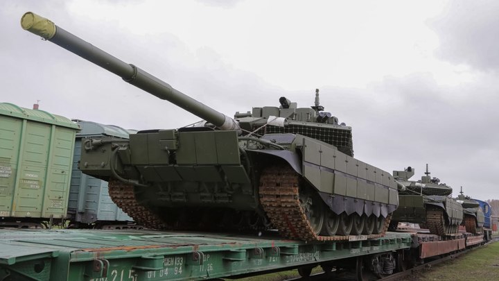 Эшелон современных танков отправился из Нижнего Тагила в Армию России