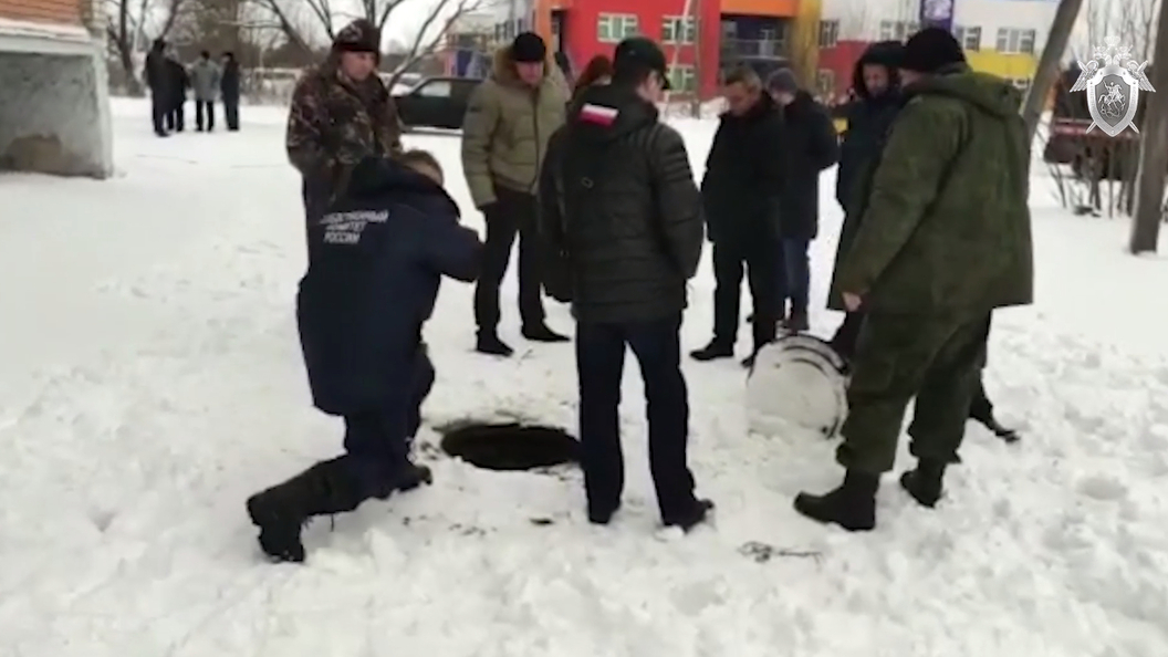 Загулял мальчонка молодой. Мальчик провалился в люк. Мальчик упал в канализационный люк. Провалился в канализационный люк.