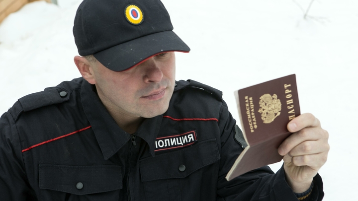Поджимали губы и интересовались за что: у мигрантов забрали русские паспорта