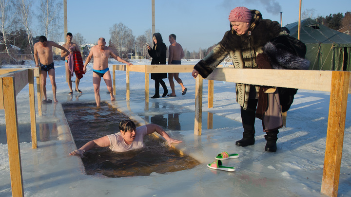 В купель только по QR-кодам. Россия принимает новые правила