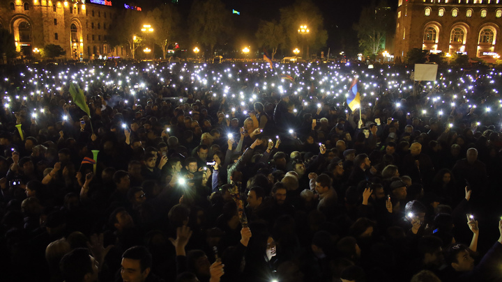 В Ереване началось факельное шествие