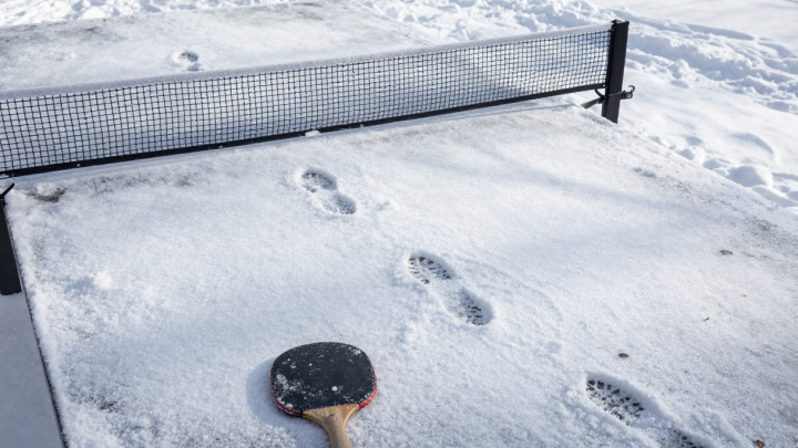 Коммунальщики в Москве почистили стол для пинг-понга вместо тротуаров
