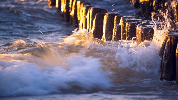 В Сочи мужчину снесло волнами с пирса и едва не утащило в открытое море