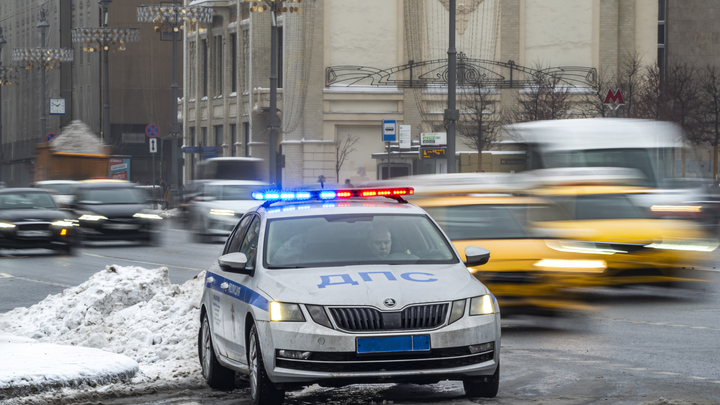 Иномарка отправила в столб пассажирский автобус в Новосибирске