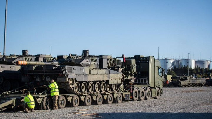 Запад не даст Киеву танки. Существует секретная договорённость - Bloomberg
