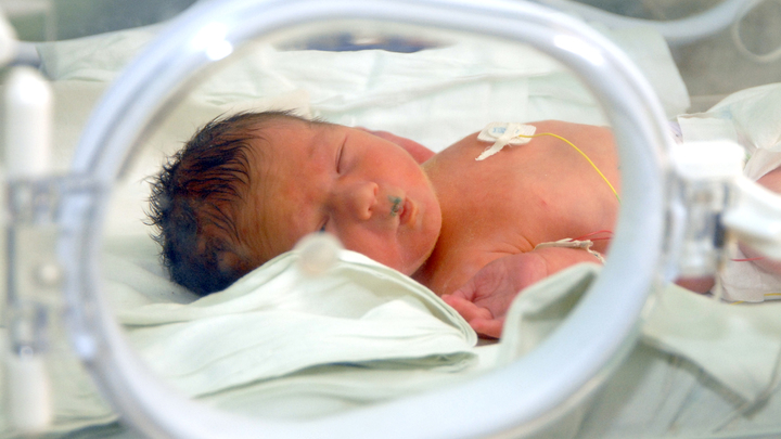 Младенцев продают в гаремы и на органы: Раскрыты пугающие подробности торговли суррогатными крохами