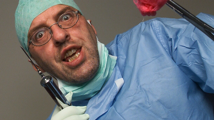 DM: покалечивший пациентов хирург сбежал из Шотландии и 11 лет получал огромную пенсию