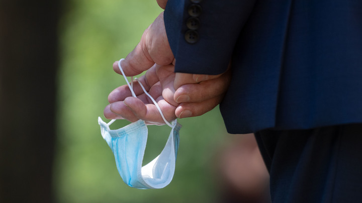 Эпидемиолог назвал единственный вариант отмены масок в офисах