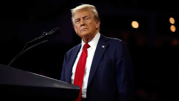 Отёк ног и синяки на руках: Белый дом раскрыл диагноз Дональда Трампа – заболевание хроническое
