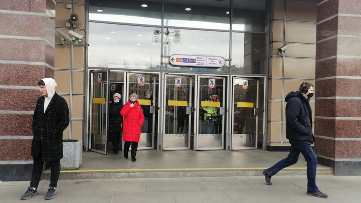 На станции метро “Гостиный двор” загорелся рекламный щит