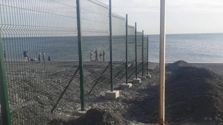 В Анапе вход на пляж детского лагеря Смена закрыли для посторонних