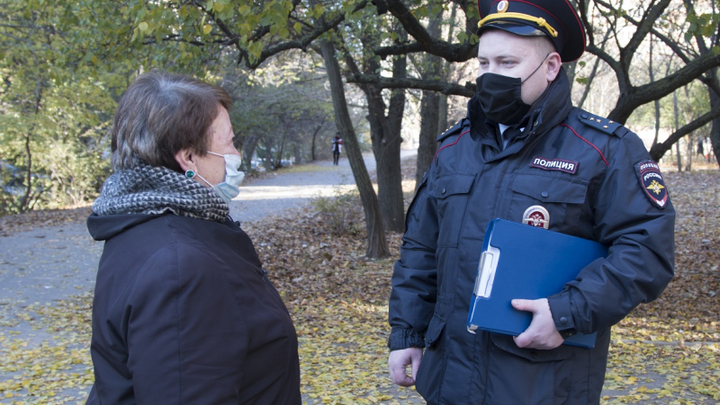 В Ростове полицейский спас пенсионерку, несколько суток пролежавшую дома после инсульта