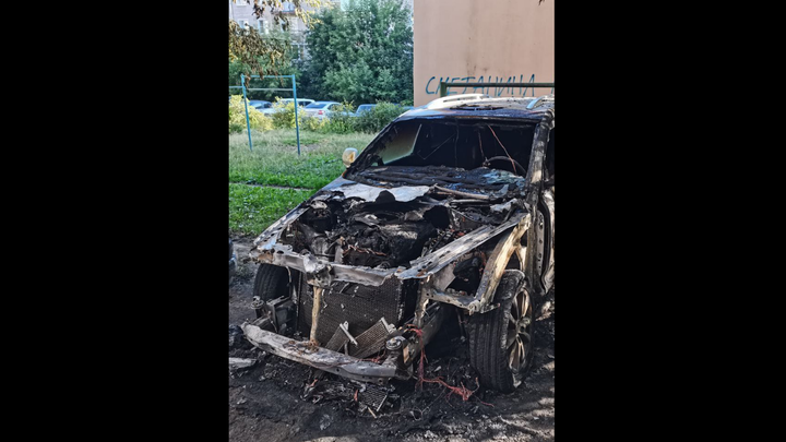 В ночь на 17 августа на улице Кузнецова в Иванове сгорел кроссовер и переполошил всю округу
