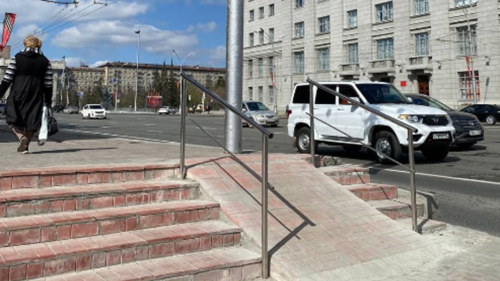 В Новосибирске во второй раз переделывают опасный пандус напротив мэрии