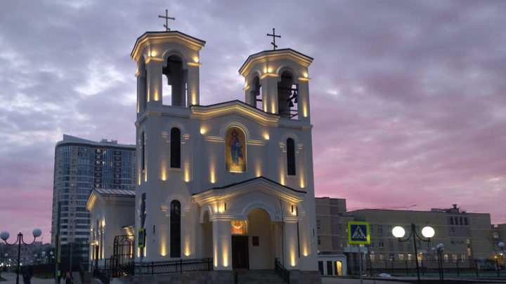 Шок! Отец привёл сына в храм… справить нужду на глазах у всех