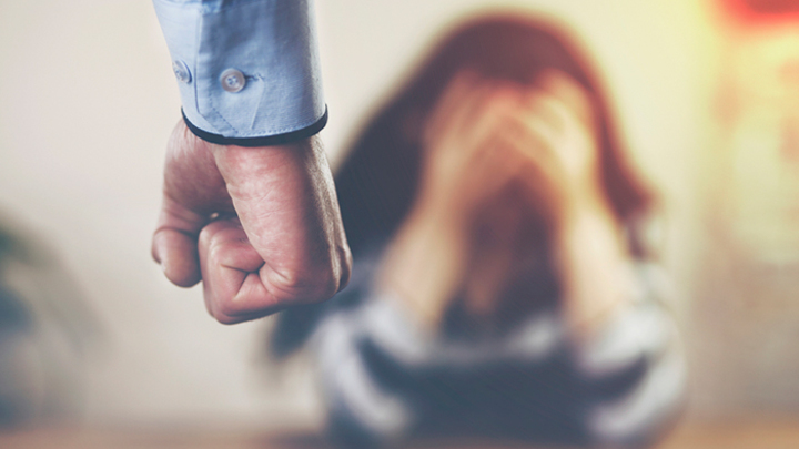 Закон о семейном насилии обещает полицейские палки и «письма несчастья»