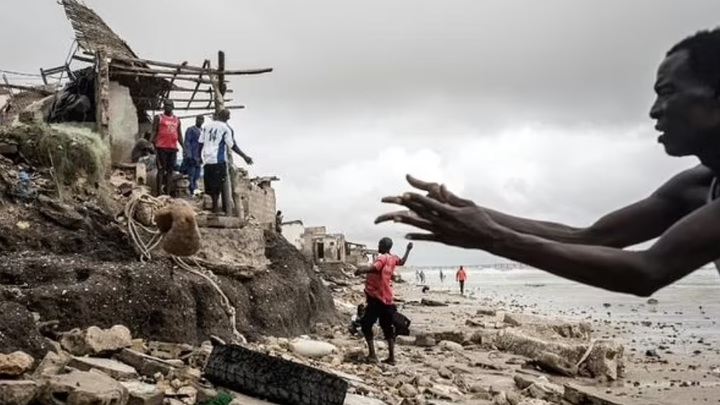 Поднимающееся море поглощает прибрежный город Сенегала