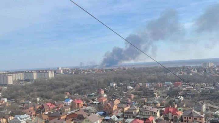 В Ростовской области в трёх местах горит сухой камыш на большой площади