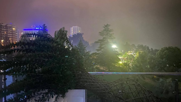 На Сочи надвигаются шквалистый ветер, ливни с градом. МЧС объявило штормовое предупреждение