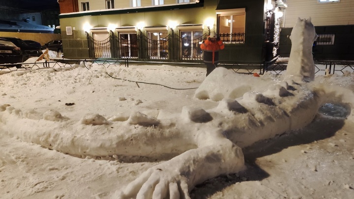 В центре Архангельска поселился огромный дракон