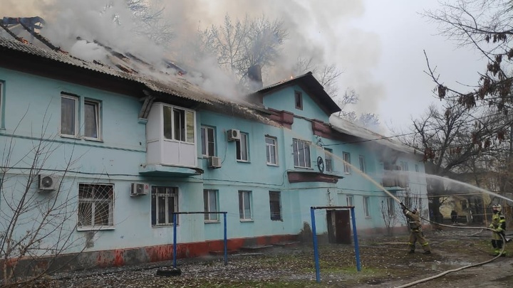 Крупный пожар в жилом доме в Таганроге: Тридцать человек эвакуированы, есть погибший
