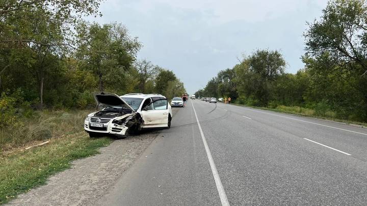 В Ростовской области колесо оторвалось от машины и привело к массовому ДТП. Есть пострадавшие