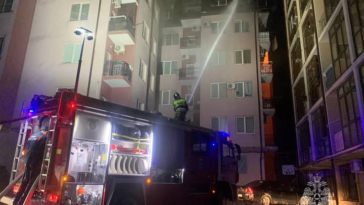 В Сочи потушили полыхающую многоэтажку. Эвакуированных жителей поселили в ПВР