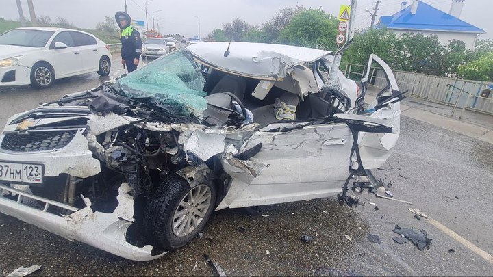 В Анапе легковушку занесло на мокрой дороге и выбросило на встречку, пострадали три человека