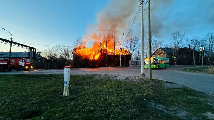 Сильный пожар охватил старый дом в Архангельске: рухнула крыша, на месте спасатели