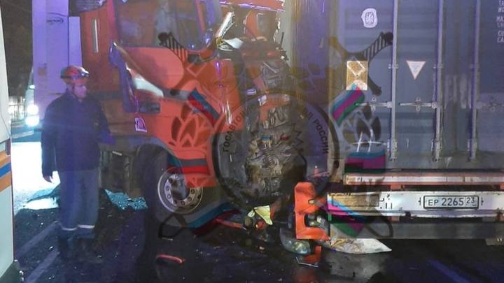 В станице Нижнебаканской после столкновения двух фур погиб мужчина