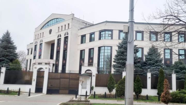 Посольство России в Кишинёве обстреляли фейерверками
