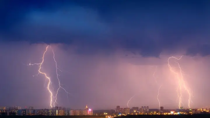 Трагедия на тульском пляже: молния убила троих босых. Обувь спасла выживших Трагедия на тульском пляже: молния убила троих босых. Обувь спасла выживших