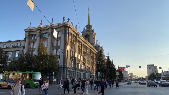 Мэр Екатеринбурга намекнул на закрытие парковки на площади 1905 года: это место для людей