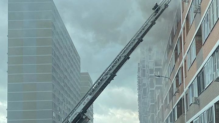 В Краснодаре загорелась квартира в 16-этажке, эвакуировано 50 человек