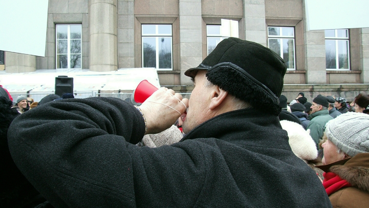 Молдова митингует против драконовских тарифов - здание парламента осыпали навозом