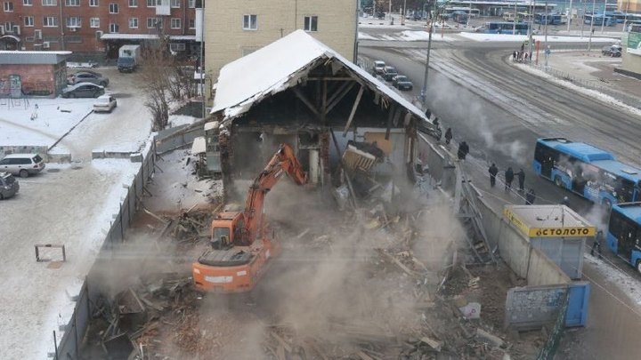 В Кемерове сносят дом с рухнувшей стеной на проспекте Ленина