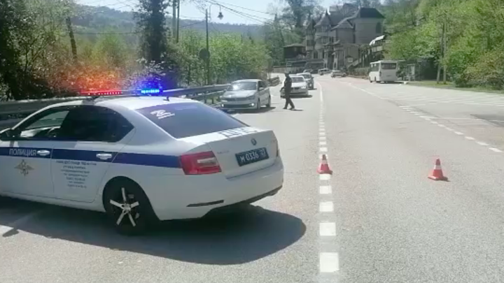 В Сочи электрический столб раздавил движущуюся легковушку