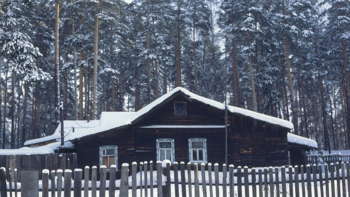 Лайфхак русского деда заставил американца хлопать глазами: Починил дом карандашом