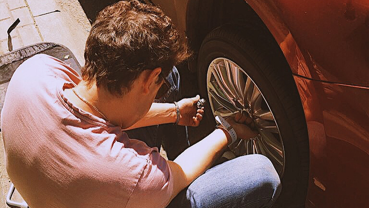 Минимум 20 машин за одно утро пробили шины в огромной яме на Московском шоссе