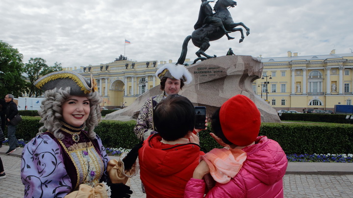 Показуха для отчёта? В Петербурге продлили ограничения по COVID-19, но народ не понял
